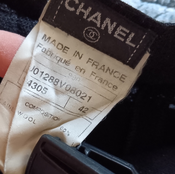 Chanel black finely woven lightweight wool skirt - Picture 4 of 4